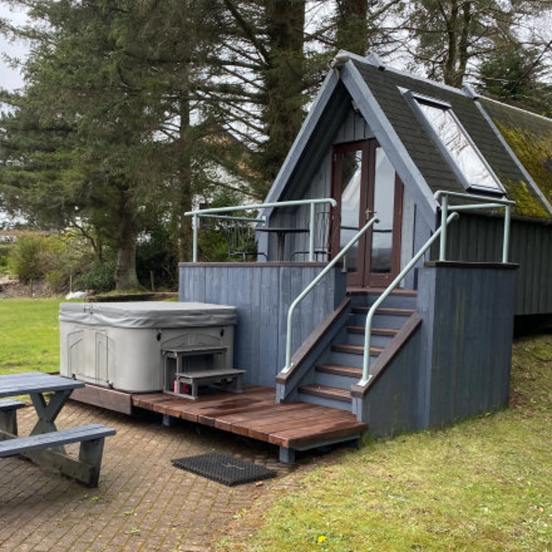 lochsidechalet.jpg (1)