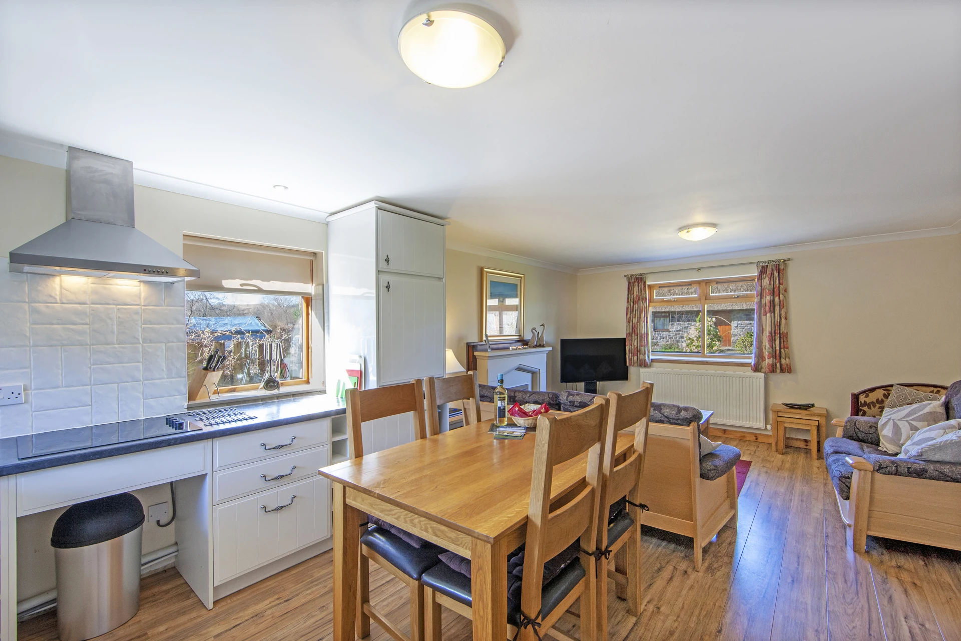 1z6e1022_from_kitchen_to_lounge_small.jpg (2)