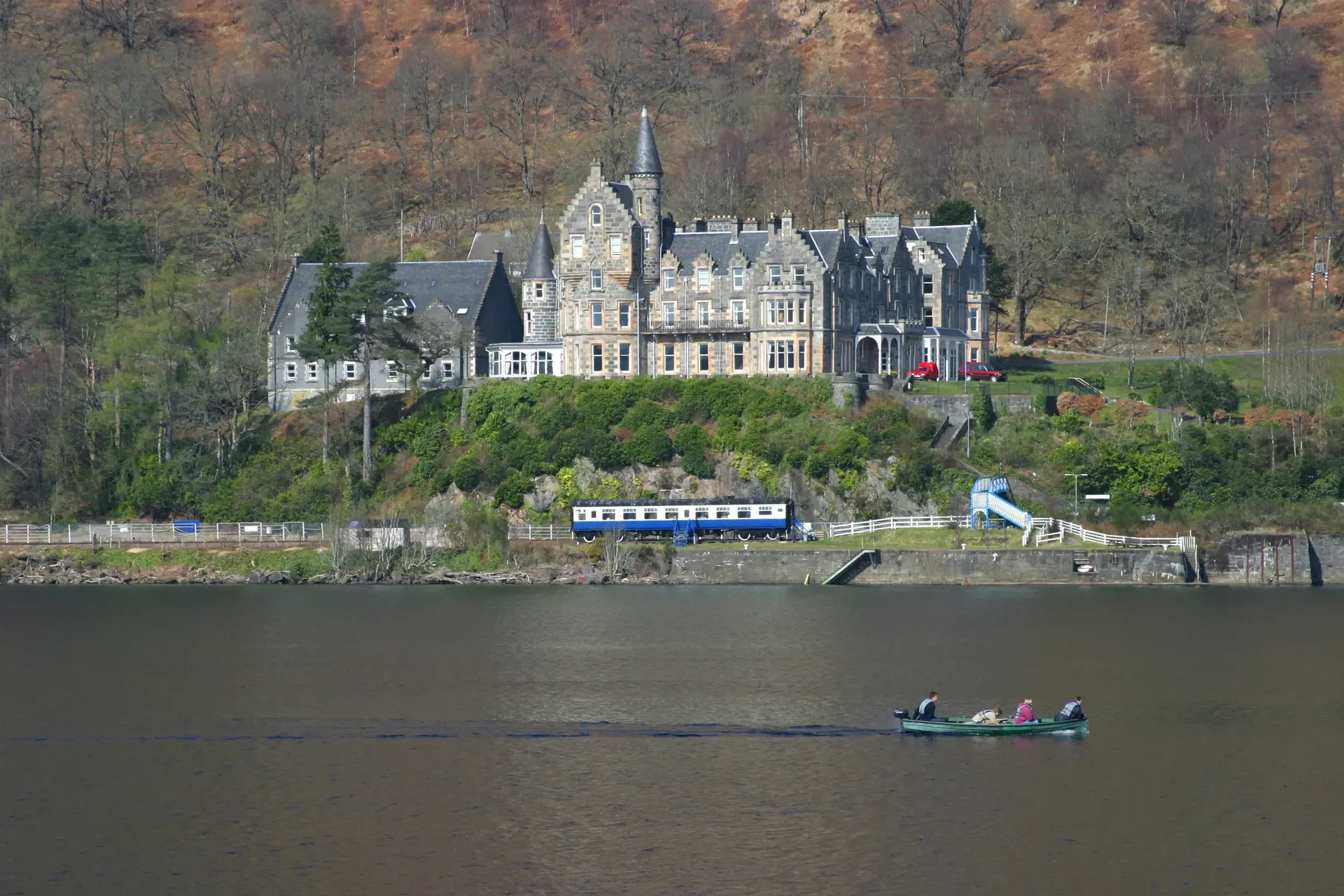 img_0168-hotel-from-across-loch.jpg
